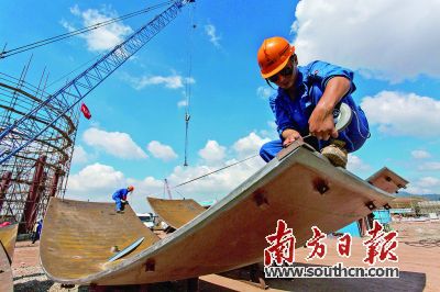 技術工人在測量零件。